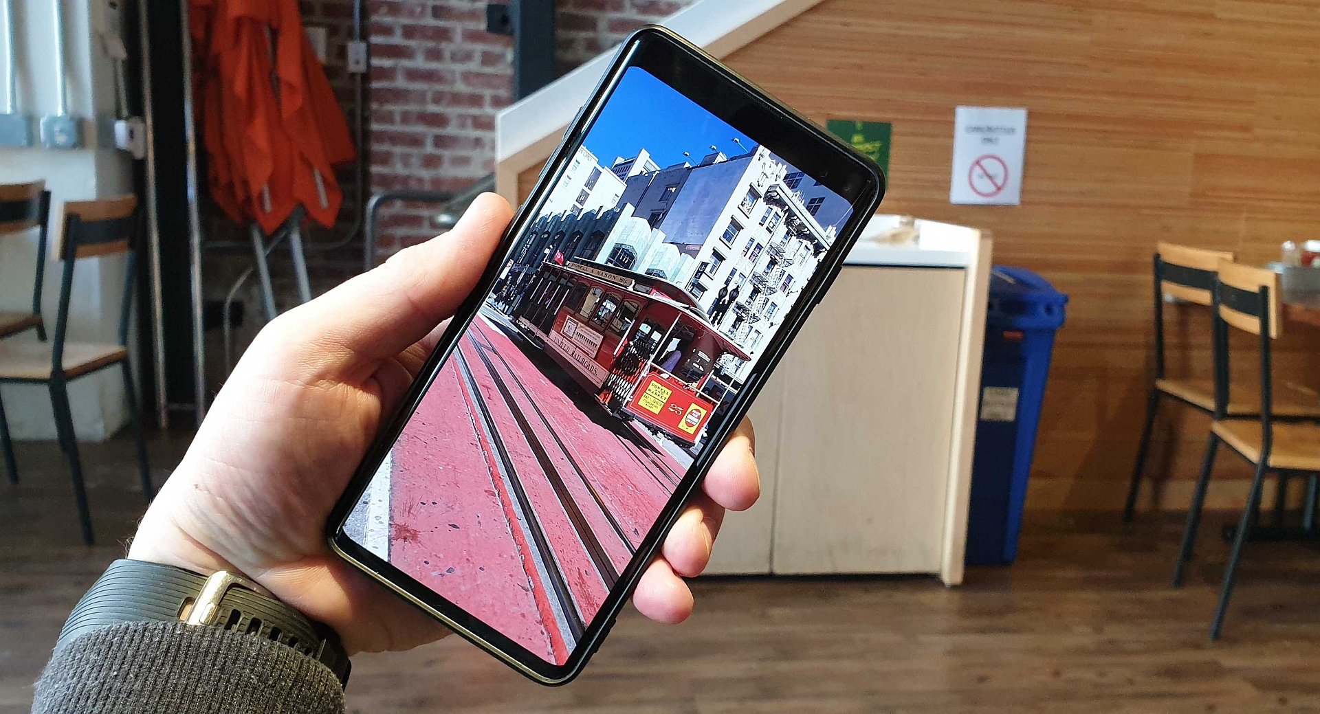 Yes The Galaxy S10 Has An Option To Hide The Front Camera Cutout Sammobile
