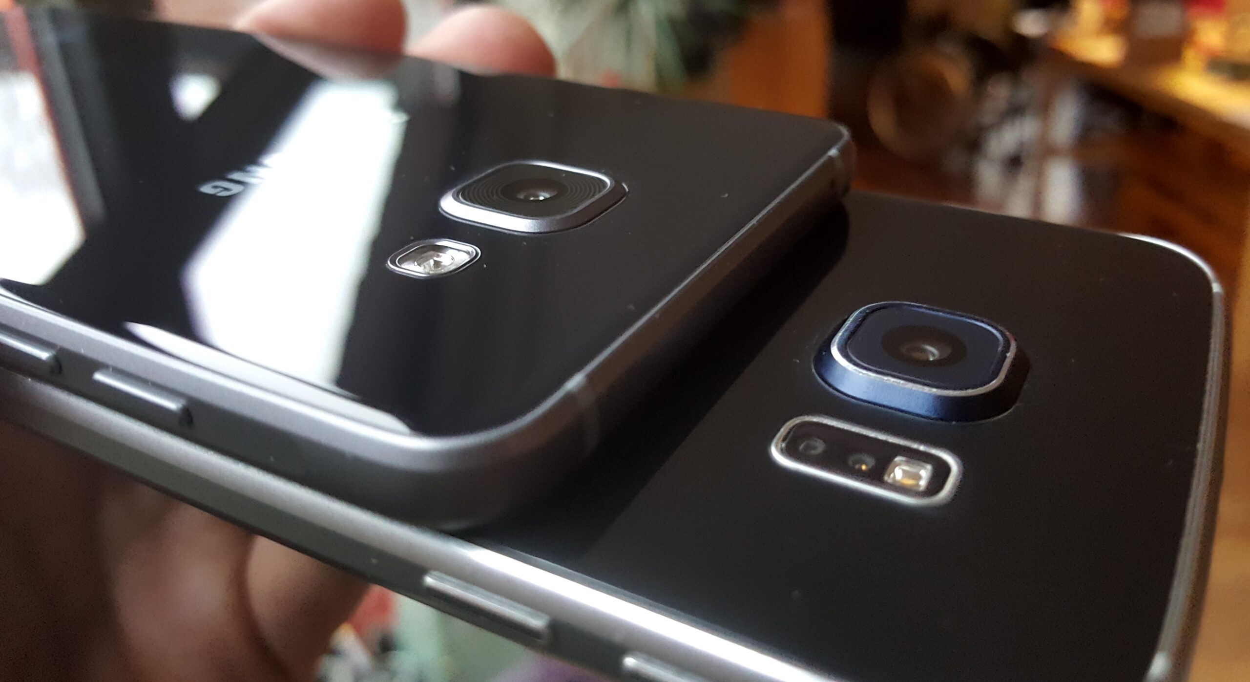 compare-samsung-galaxy-a5-2016-versus-galaxy-s6-differences-camera-bump