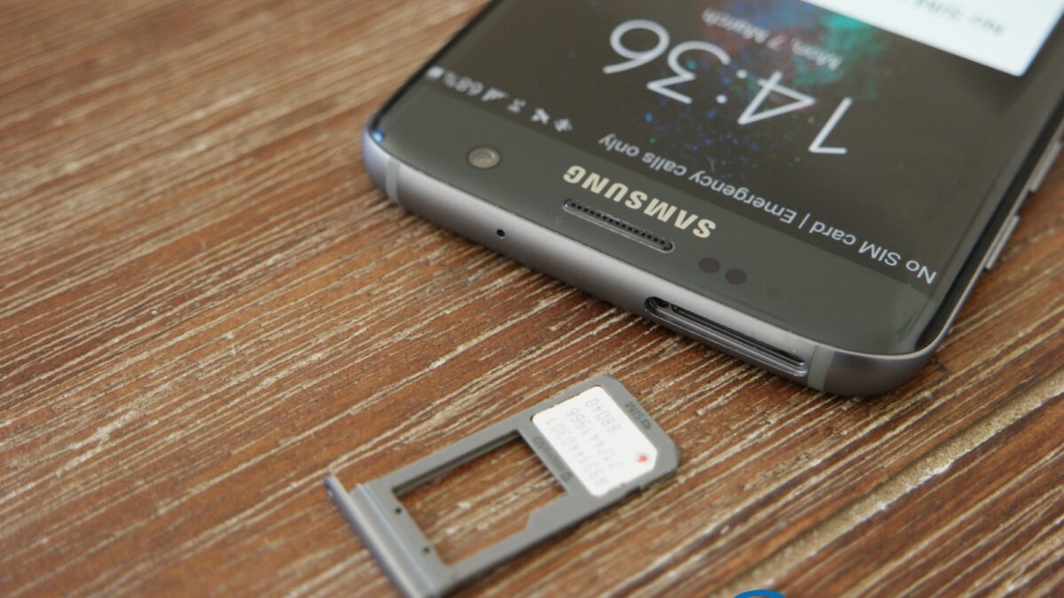 You can swap SIM cards on the Galaxy S7 and Galaxy S7 edge without a