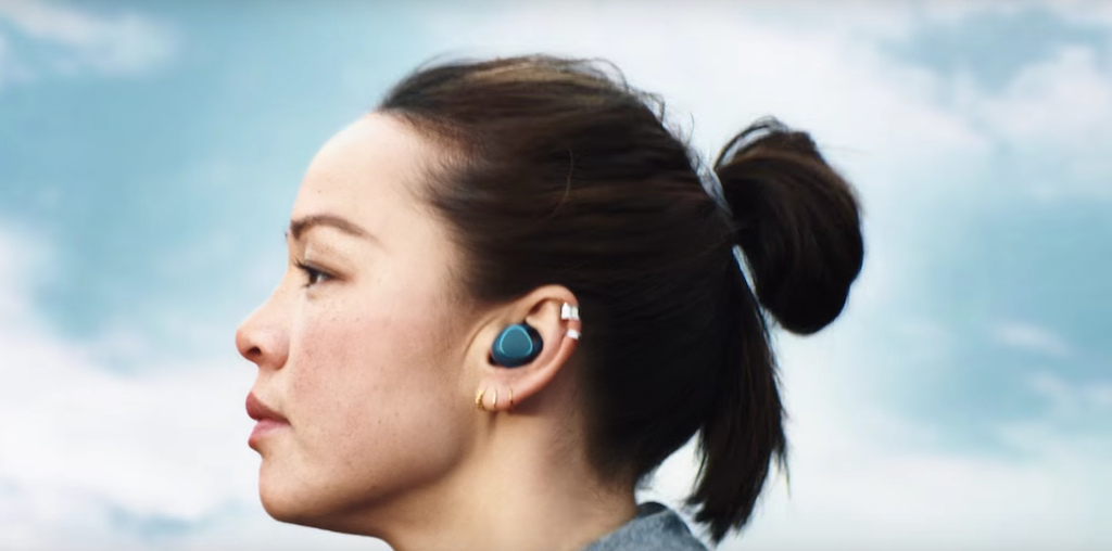 Почему моргает наушник. Беспроводные наушники Samsung Galaxy buds2 в ушах. Samsung Buds 2 в ушах. Наушники Samsung Buds 2 Pro в ушах. Беспроводные наушники Samsung Galaxy buds2, черный в ухе.