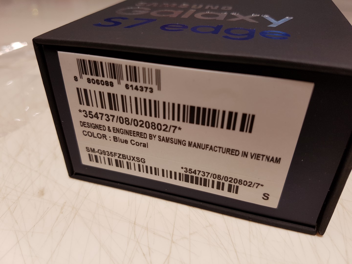Check out these pictures of the Blue Coral Galaxy S7 edge unboxing ...