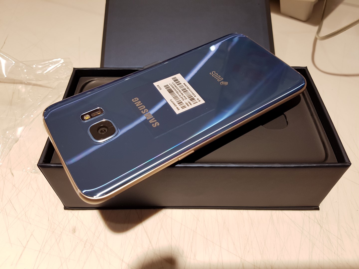 Check out these pictures of Coral Galaxy S7 edge unboxing - SamMobile - SamMobile