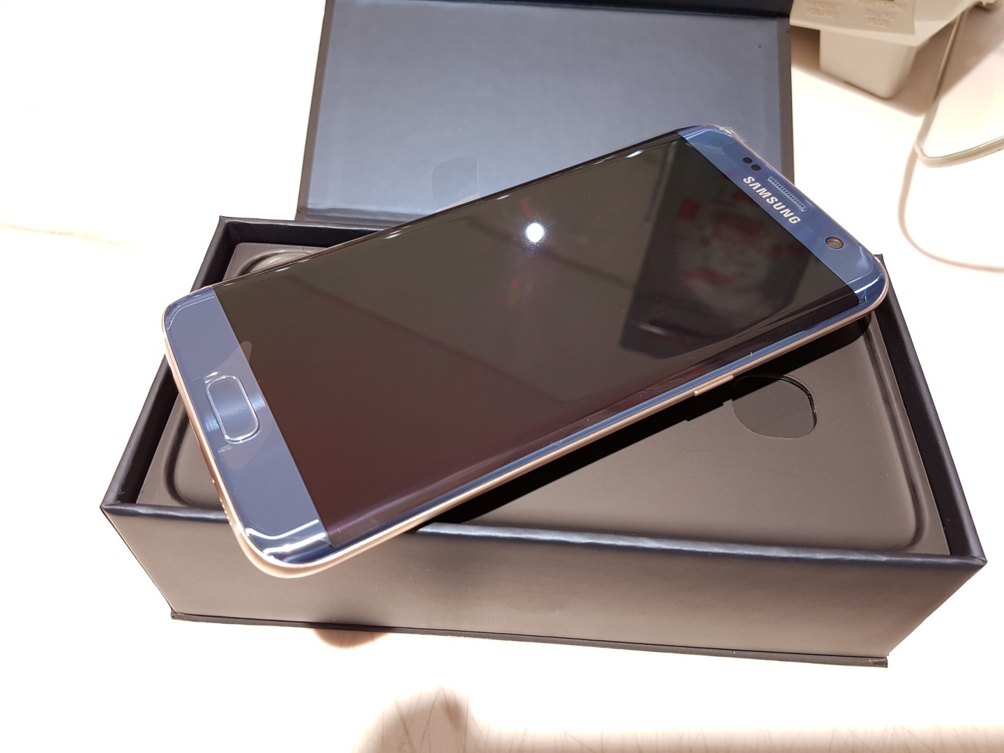 Check out these pictures of the Blue Coral Galaxy S7 edge ... - 1440 x 1080 jpeg 185kB