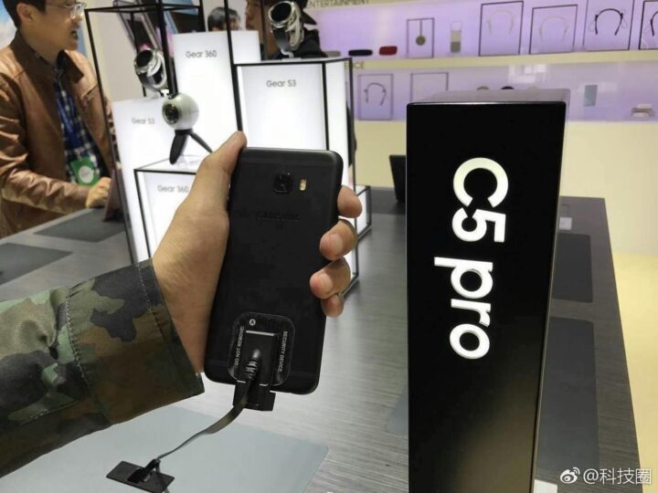 O smartphone "Galaxy C5 Pro" pode estar chegando ao mercado com nova opção de cor à série