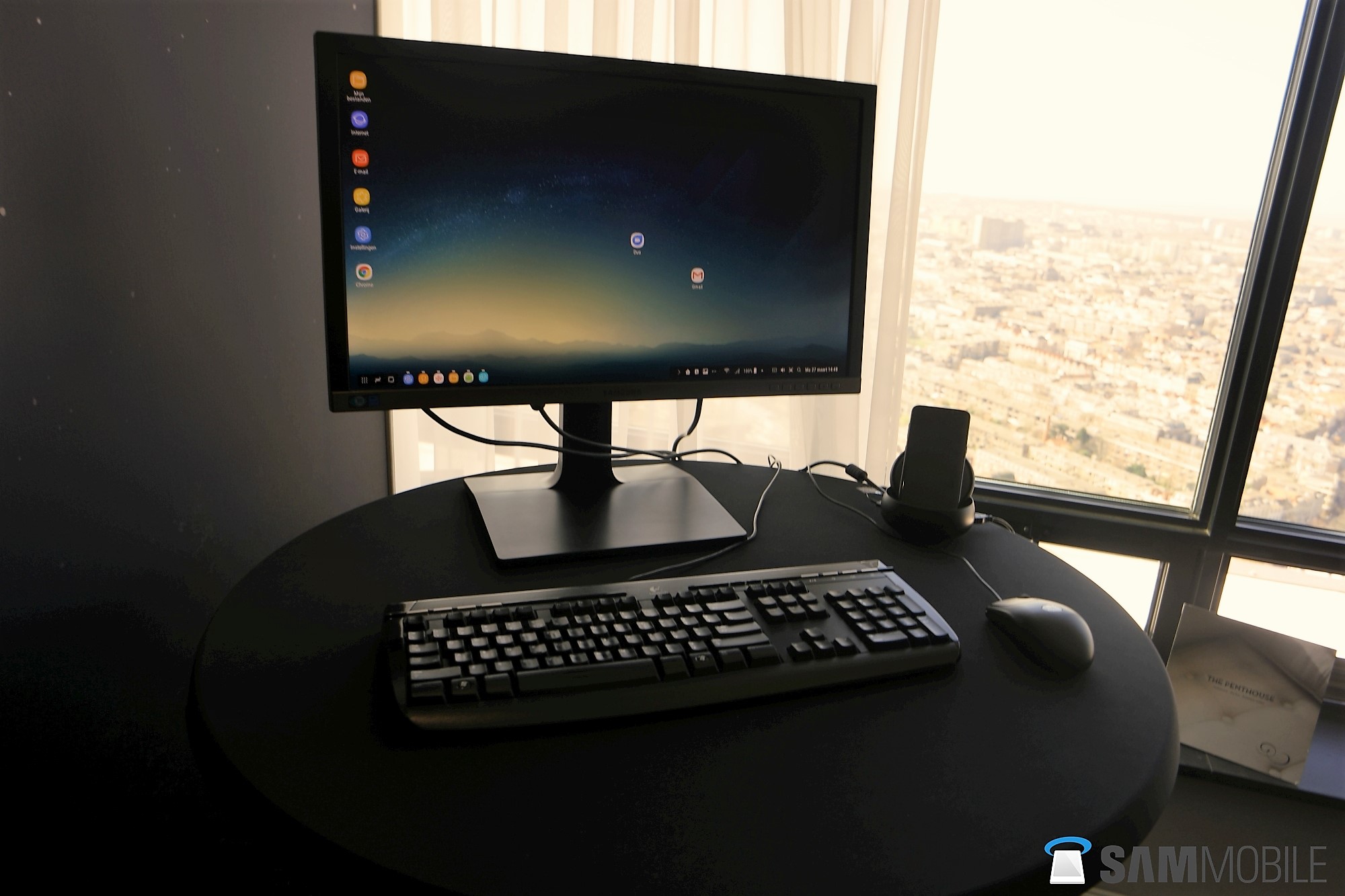 Hands on with the Samsung  DeX  accessory for the Galaxy S8 