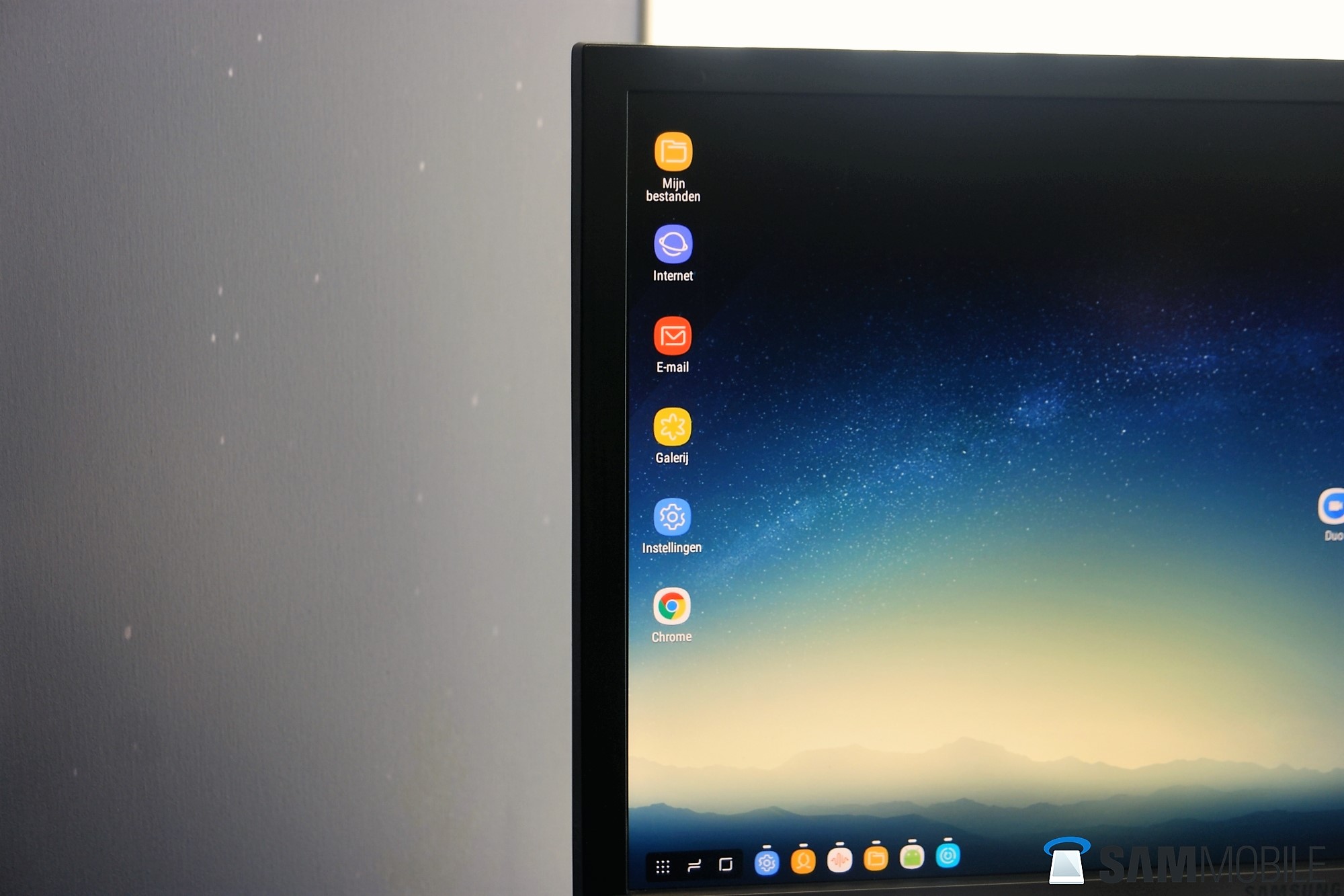 Hands on with the Samsung  DeX  accessory for the Galaxy S8 