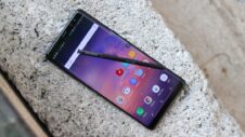 Samsung hypes up its smartphone displays at the Pixel 2 XL’s expense