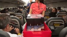 Samsung Spain hands out 200 free Galaxy Note 8 units on a plane