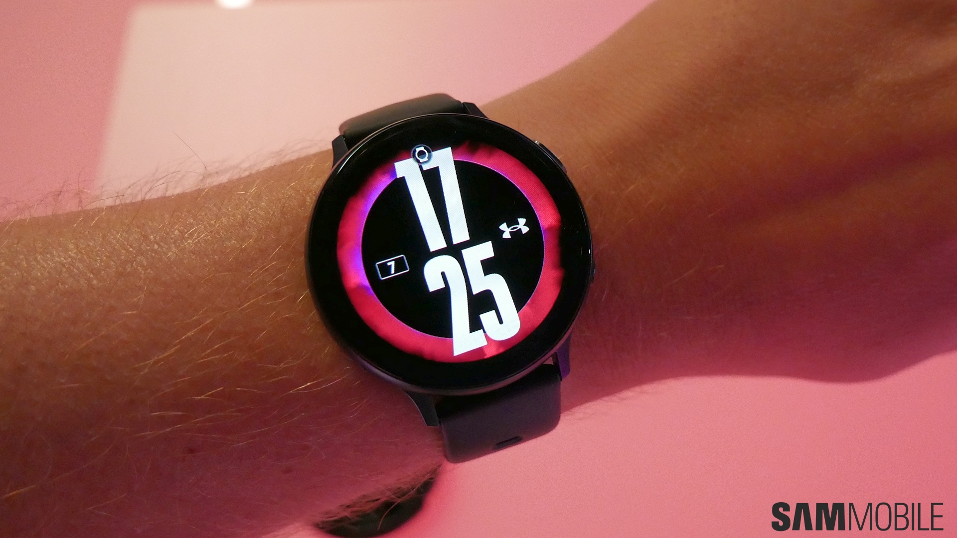 Phiên bản Under Armour Edition của Samsung Galaxy Watch Active được thiết kế với sự chú ý đặc biệt đến tập luyện và hoạt động thể thao. Tích hợp các công nghệ đo lường sức khỏe và theo dõi thể lực, đồng hồ này giúp bạn nâng cao hiệu quả tập luyện một cách hiệu quả.