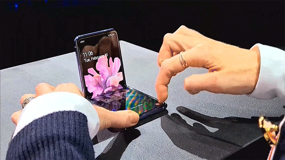 This Gif Shows A Perfect Use Case For The Galaxy Z Flip S Flex Mode Sammobile