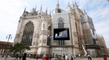 Milan Digital Fashion Week broadcasted on Samsung signage displays