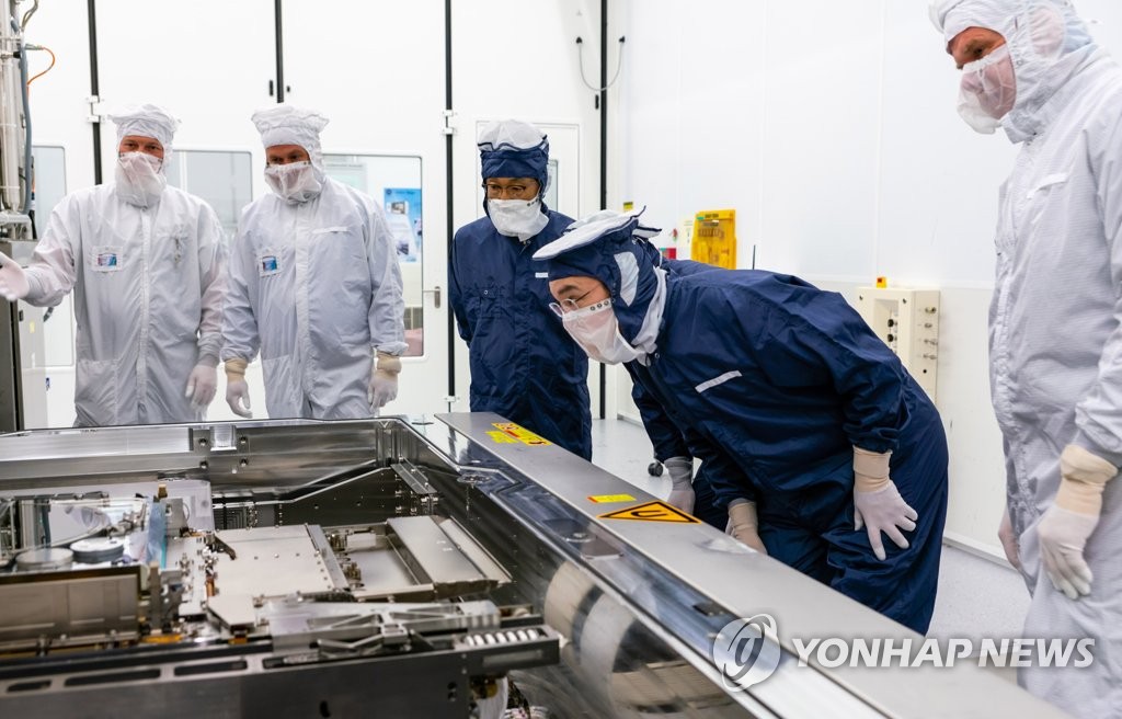 Lee Jae-Yong At ASML Plant Checking EUV Equipment