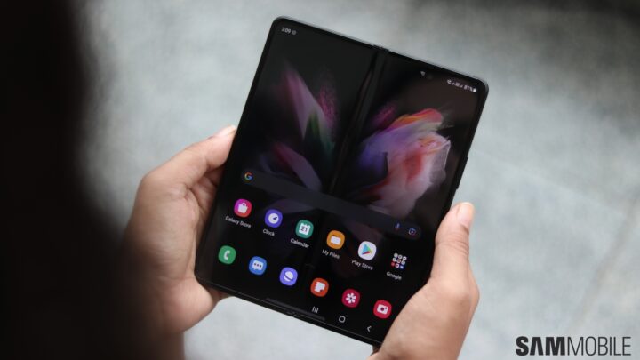 Samsung Galaxy Z Fold 3는 베타 테스터로 제한되는 안정적인 Android 13 업데이트를 받고 있습니다.