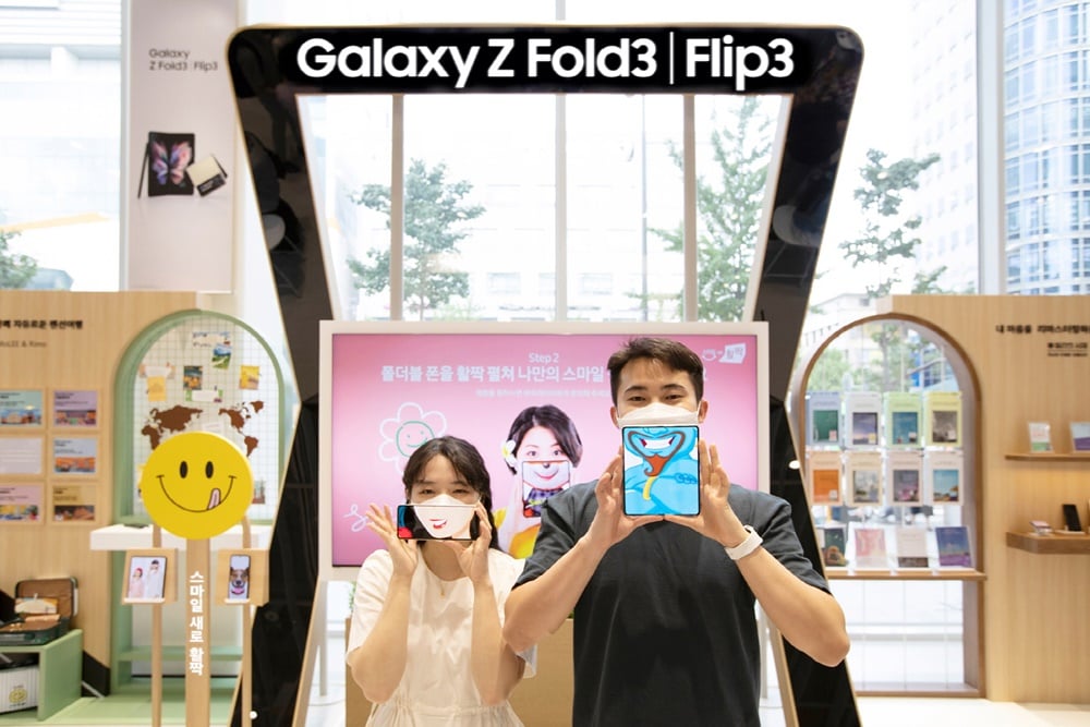 Samsung Galaxy Z Flip 3 Galaxy Z Fold 3 South Korea Smiley Widened