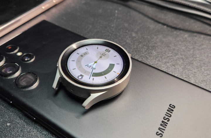 Galaxy Watch 5 strap design can a charging nuisance - SamMobile