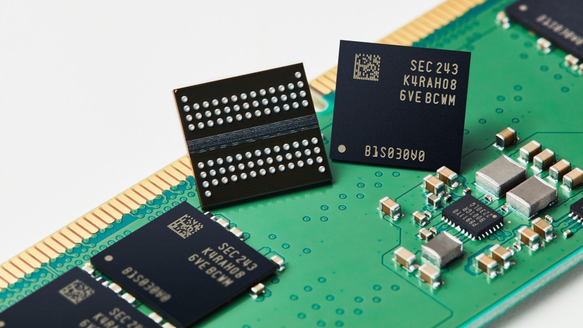 https://www.sammobile.com/wp-content/uploads/2023/05/Samsung-DDR5-DRAM-12nm-16Gb-Chips.jpg