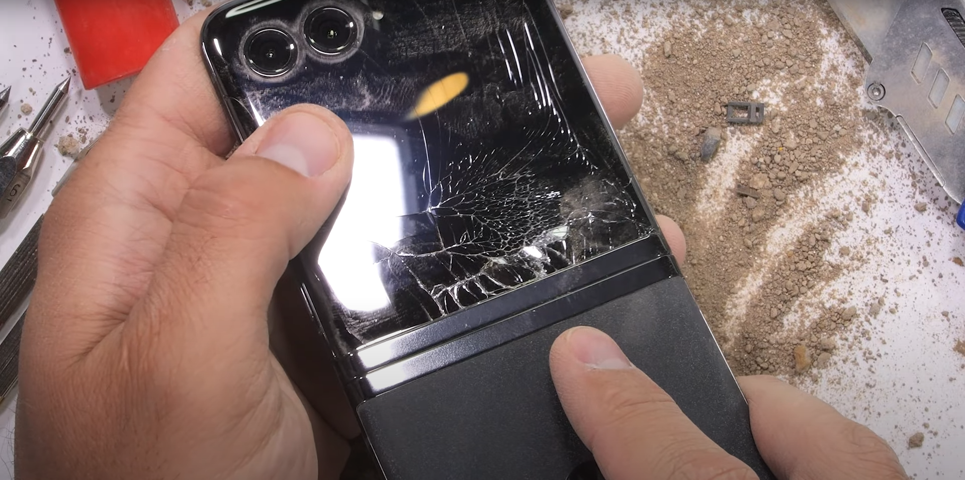 Motorola Razr 40 Ultra cover screen fails durability tests like no other -  SamMobile