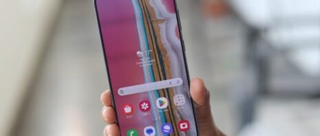 Galaxy phones start getting April 2024 Google Play System update