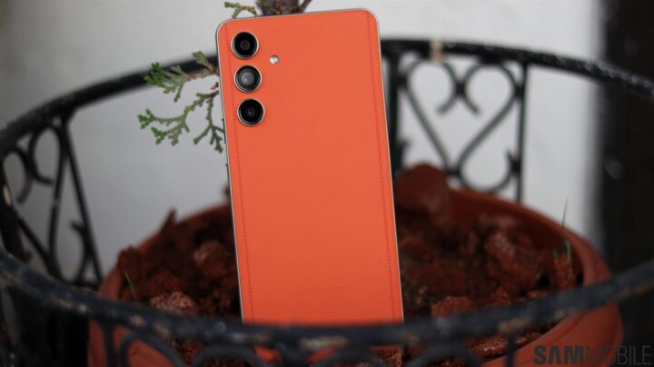 Safe without a case: I love the Galaxy F55's (C55) leather back - Vimarsana News