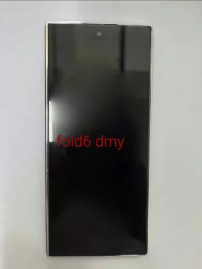 La unidad simulada Galaxy Z Fold 6 muestra un diseño cuadrado