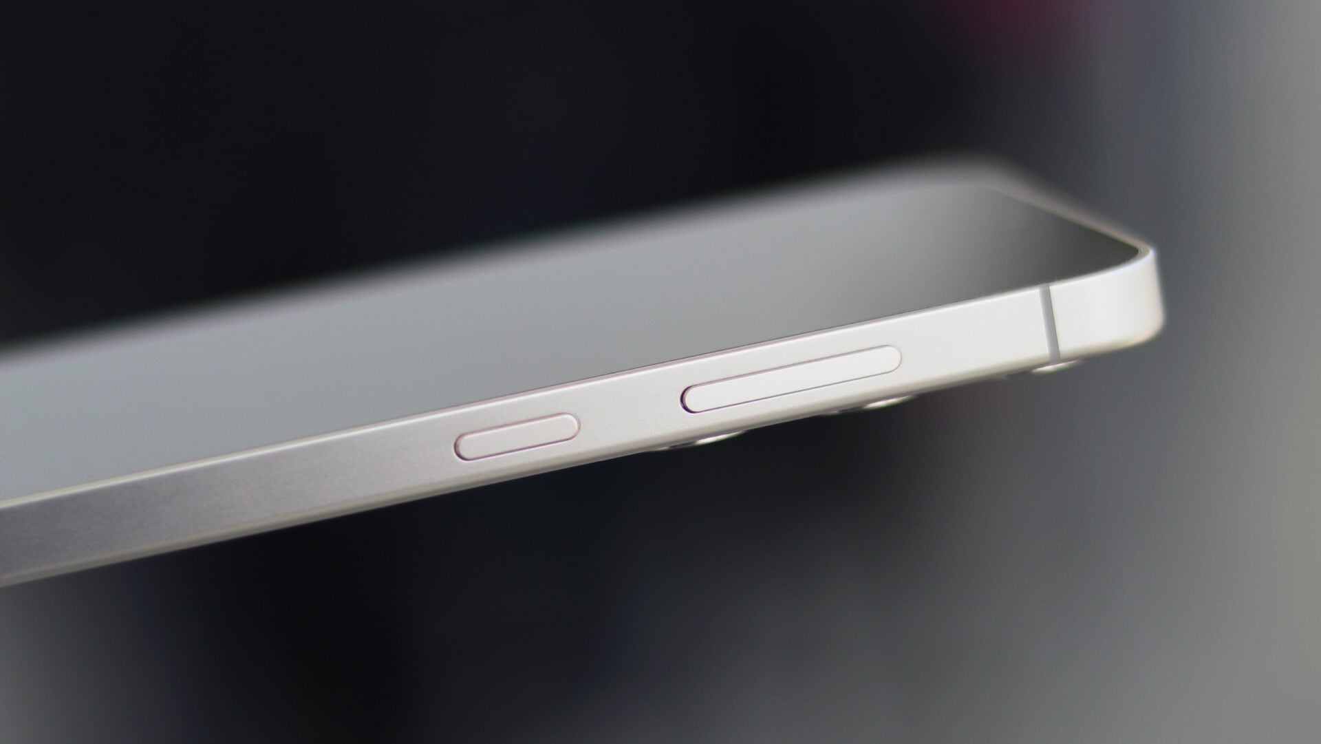 Design de smartphones Galaxy: frames curvos versus planos e suas diferenças 3 Foto de um Samsung Galaxy S24 destacando o seu frame com design plano e moderno.