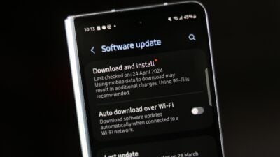 samsung galaxy s24 showing software update screen