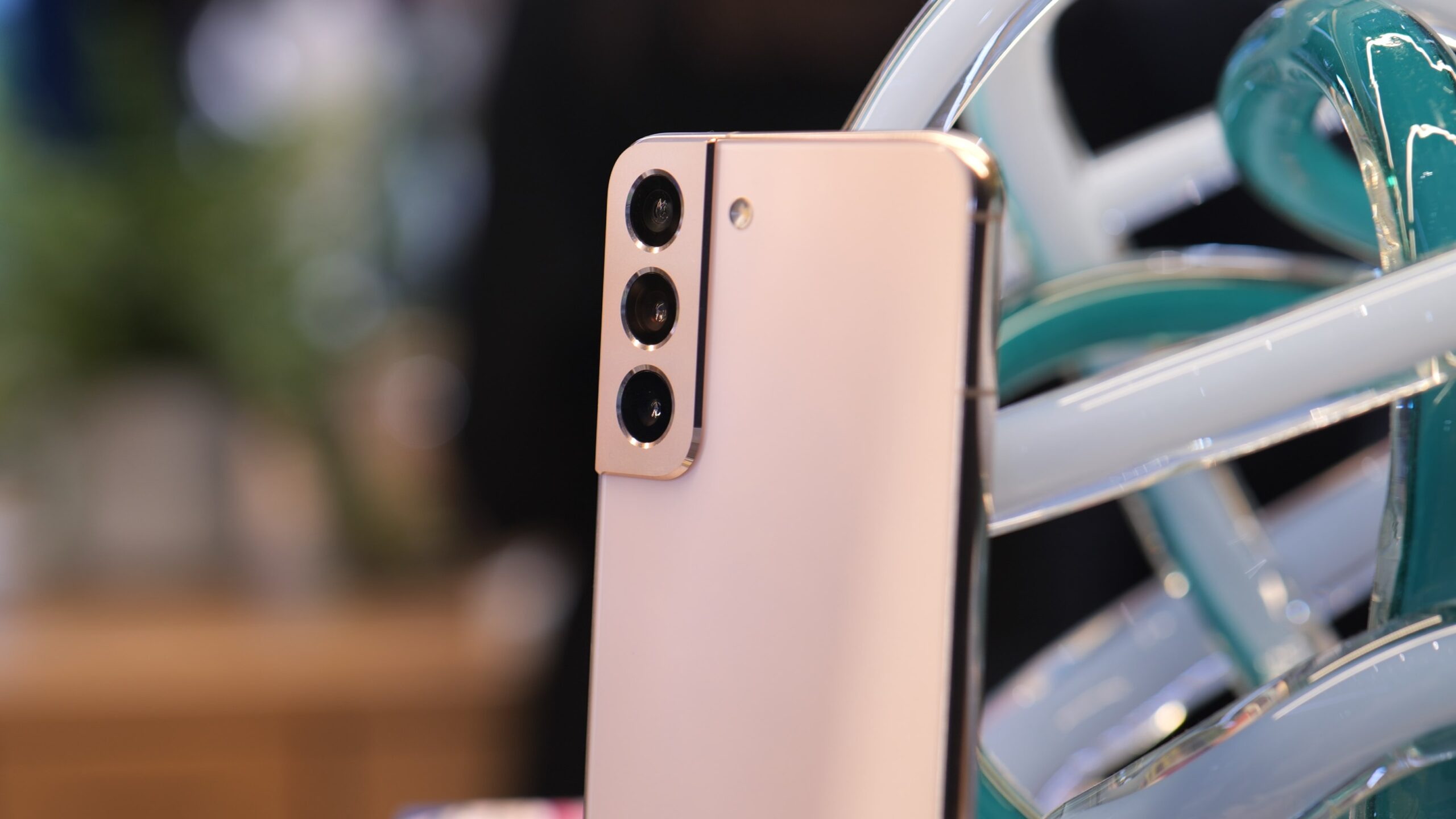 Was the Galaxy S22 really the first Samsung phone with symmetrical bezels?