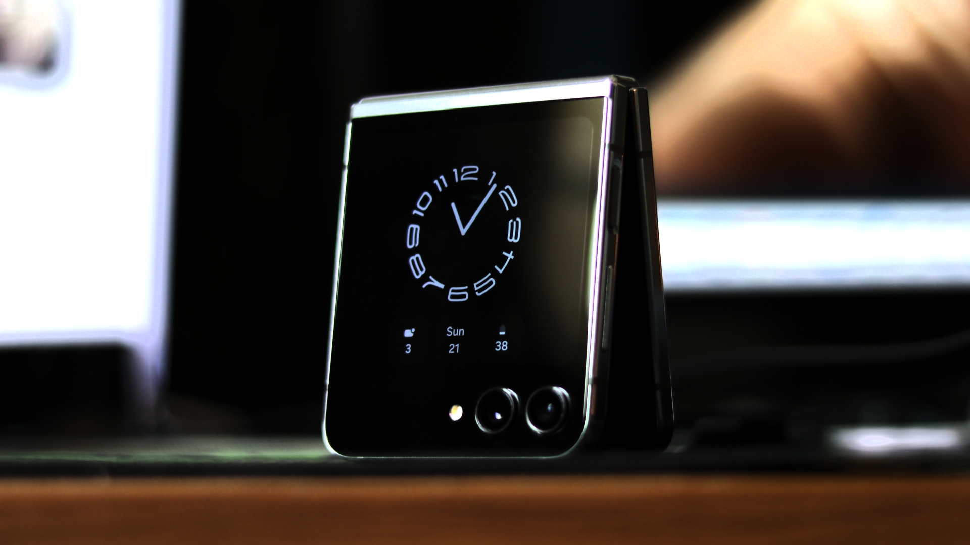 Galaxy Z Flip 5/6 owners shouldn't care about the Flip 7's new AOD trick