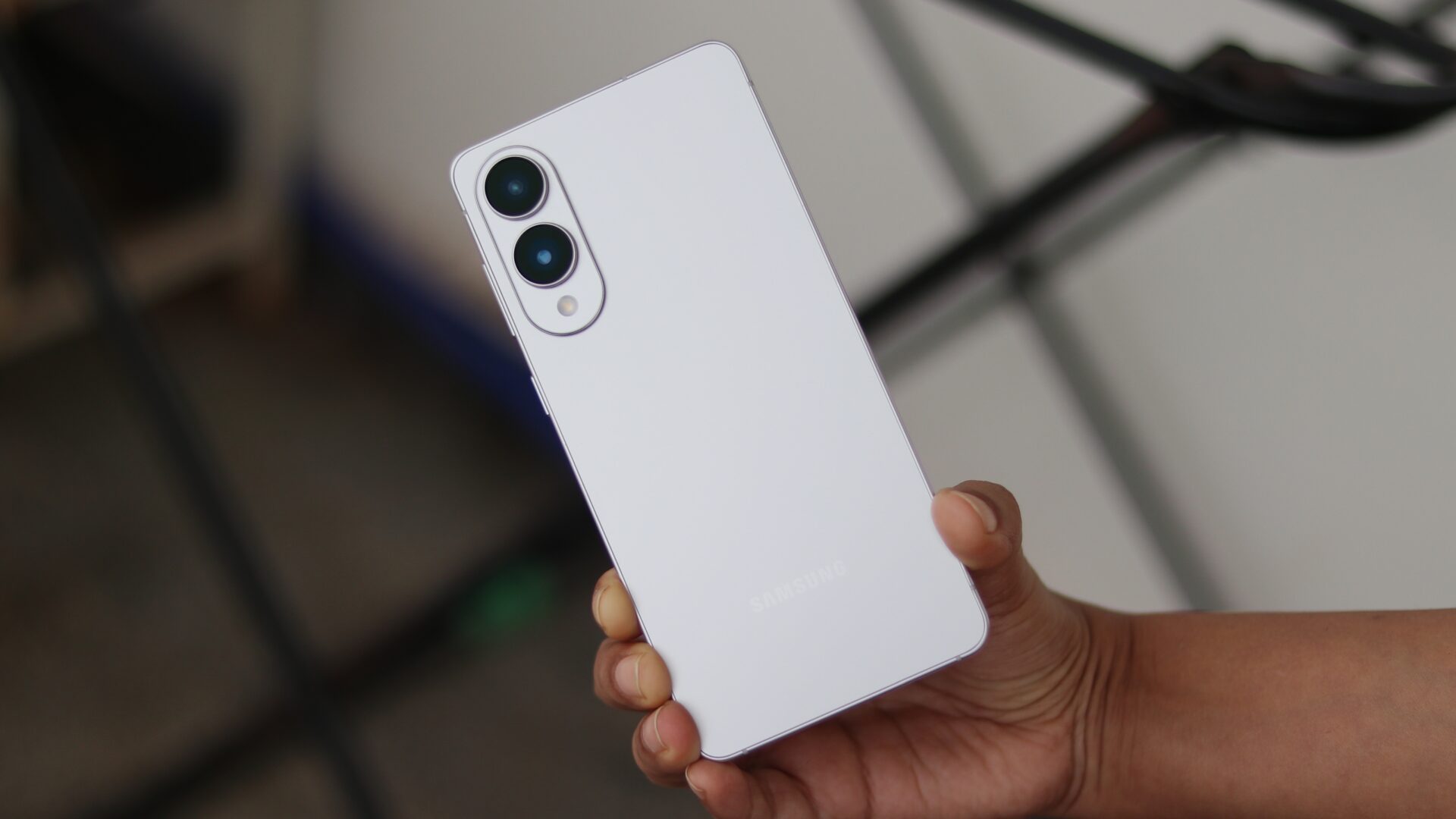 The Galaxy S25 Edge’s camera housing is sagging and I can’t unsee it