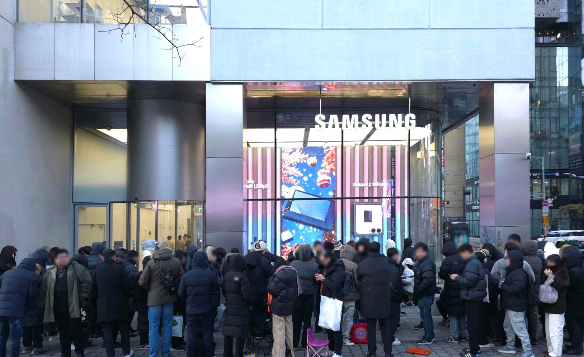 samsung galaxy z trifold launch south korea store lines