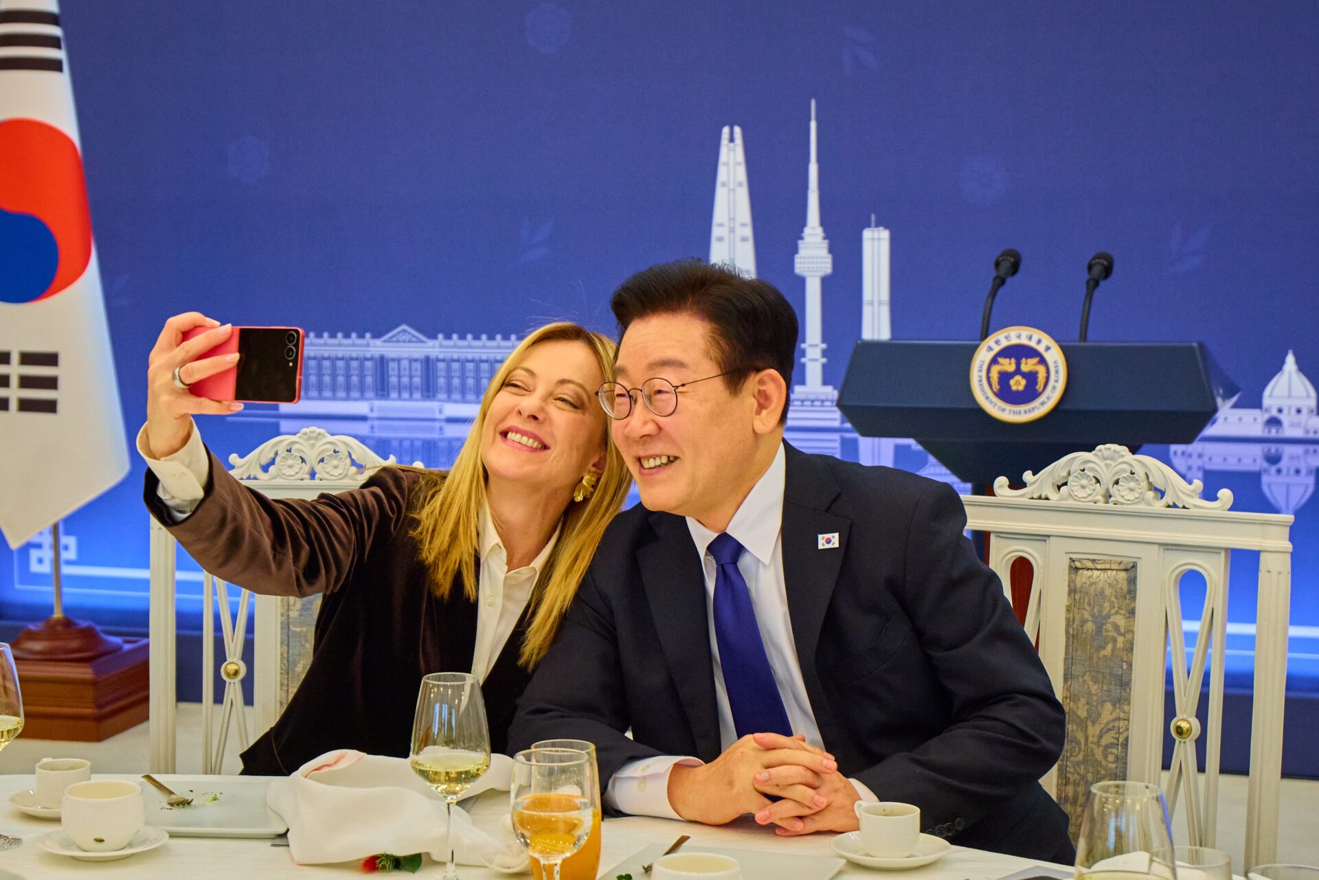 melioni galaxy z flip selfie