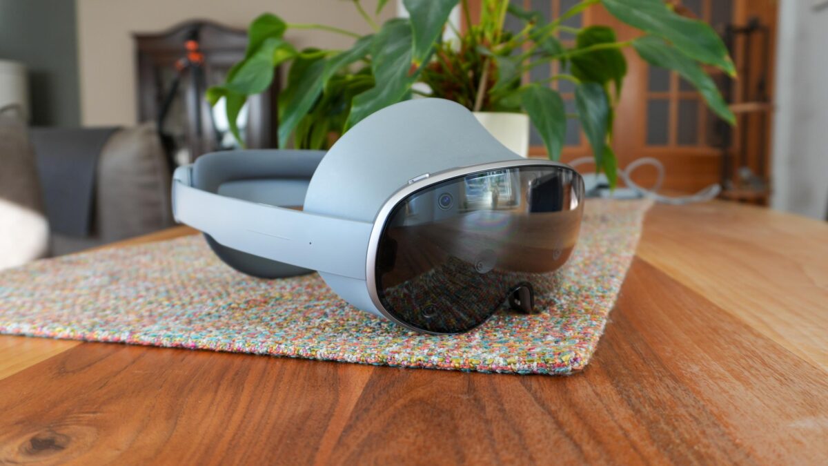 galaxy xr headset from the front