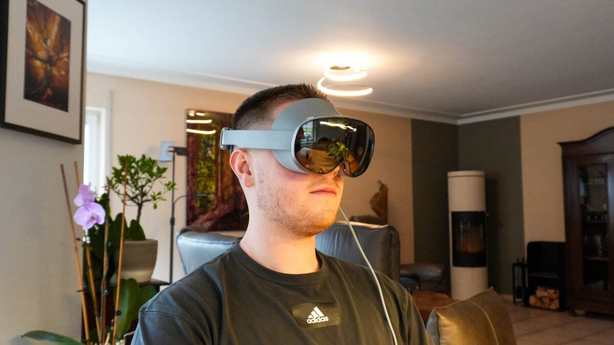 samsung galaxy xr front view
