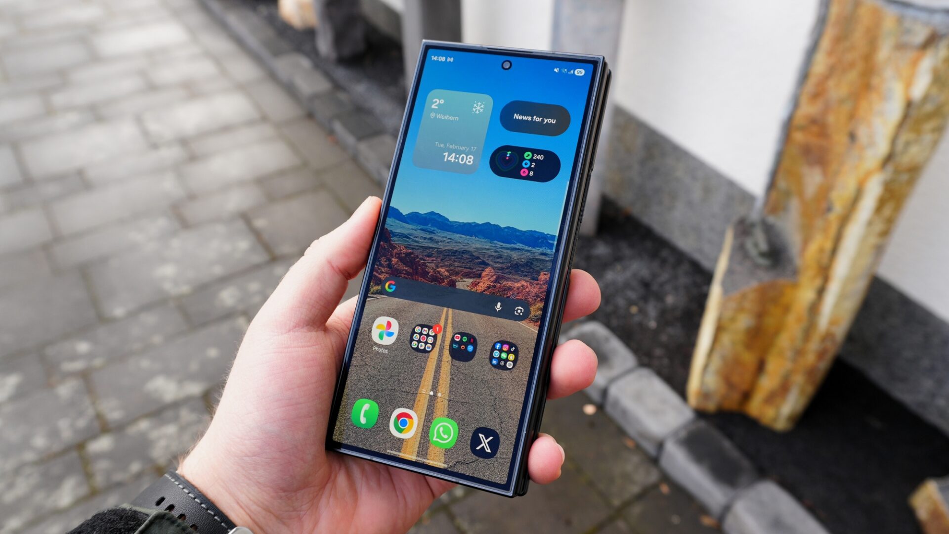 galaxy z trifold review – cover display