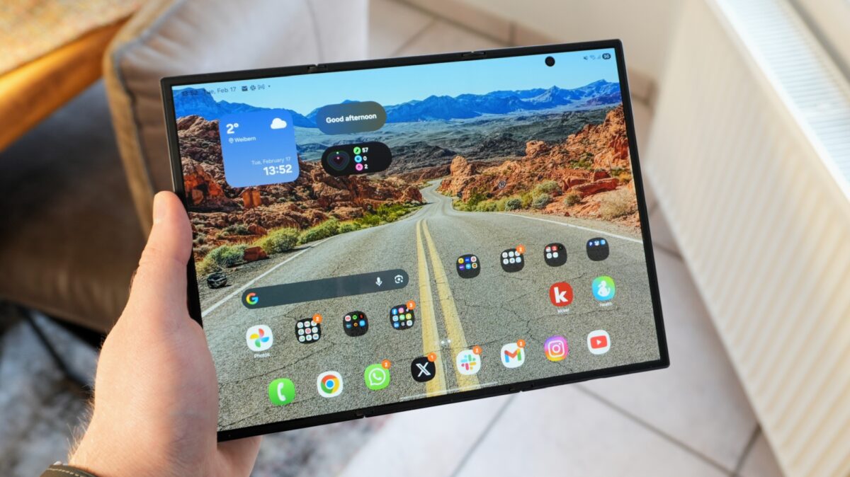 galaxy z trifold review – display