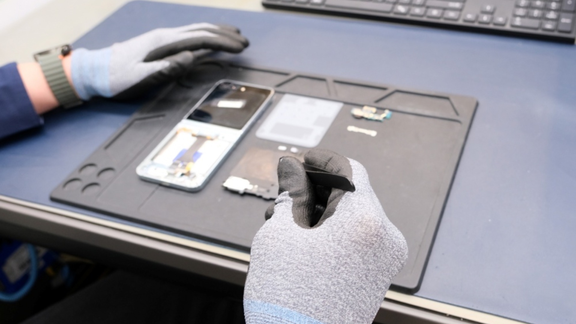 samsung galaxy z flip 6 screen repair engineer south korea