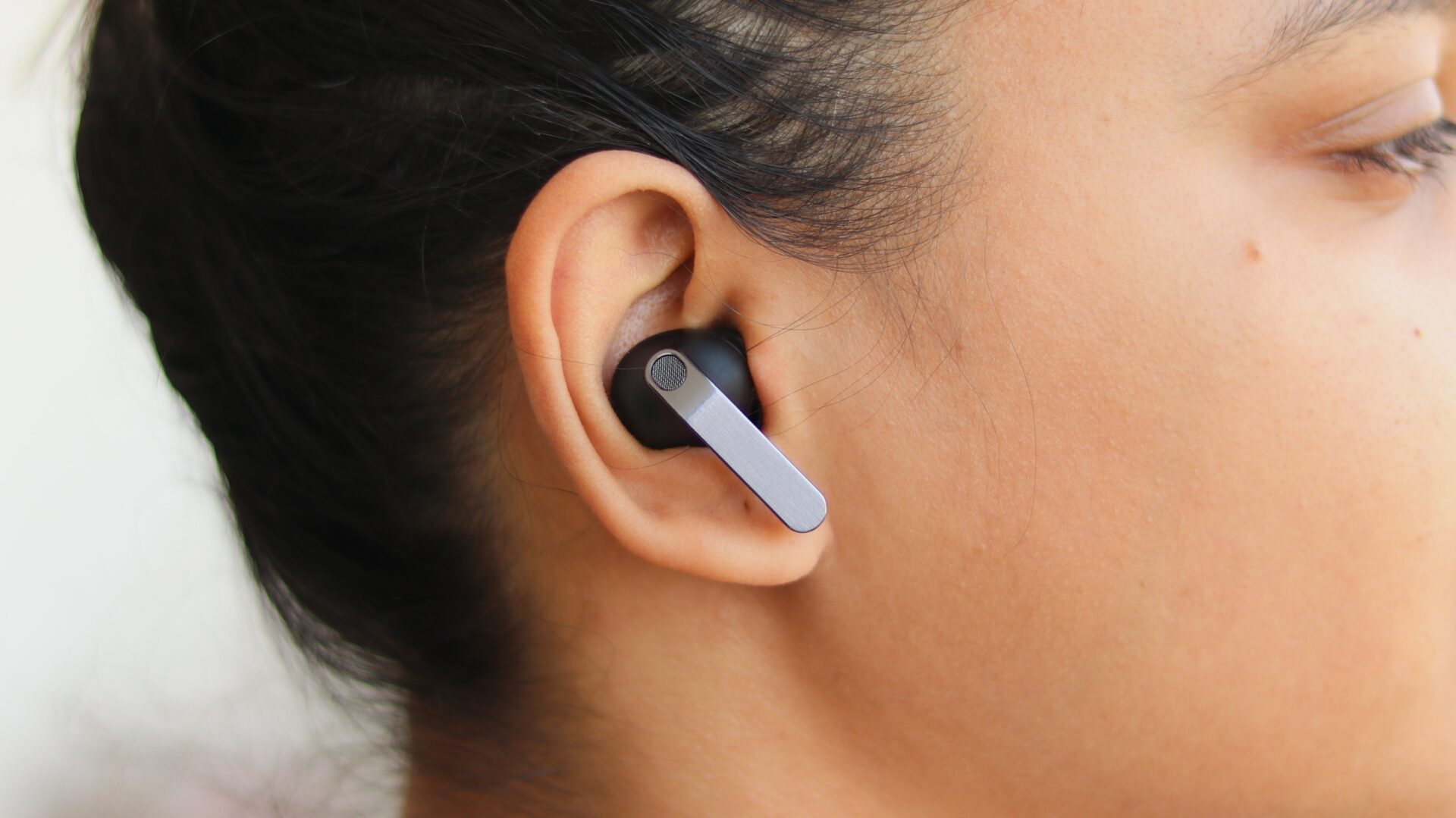 galaxy buds 4 pro in black