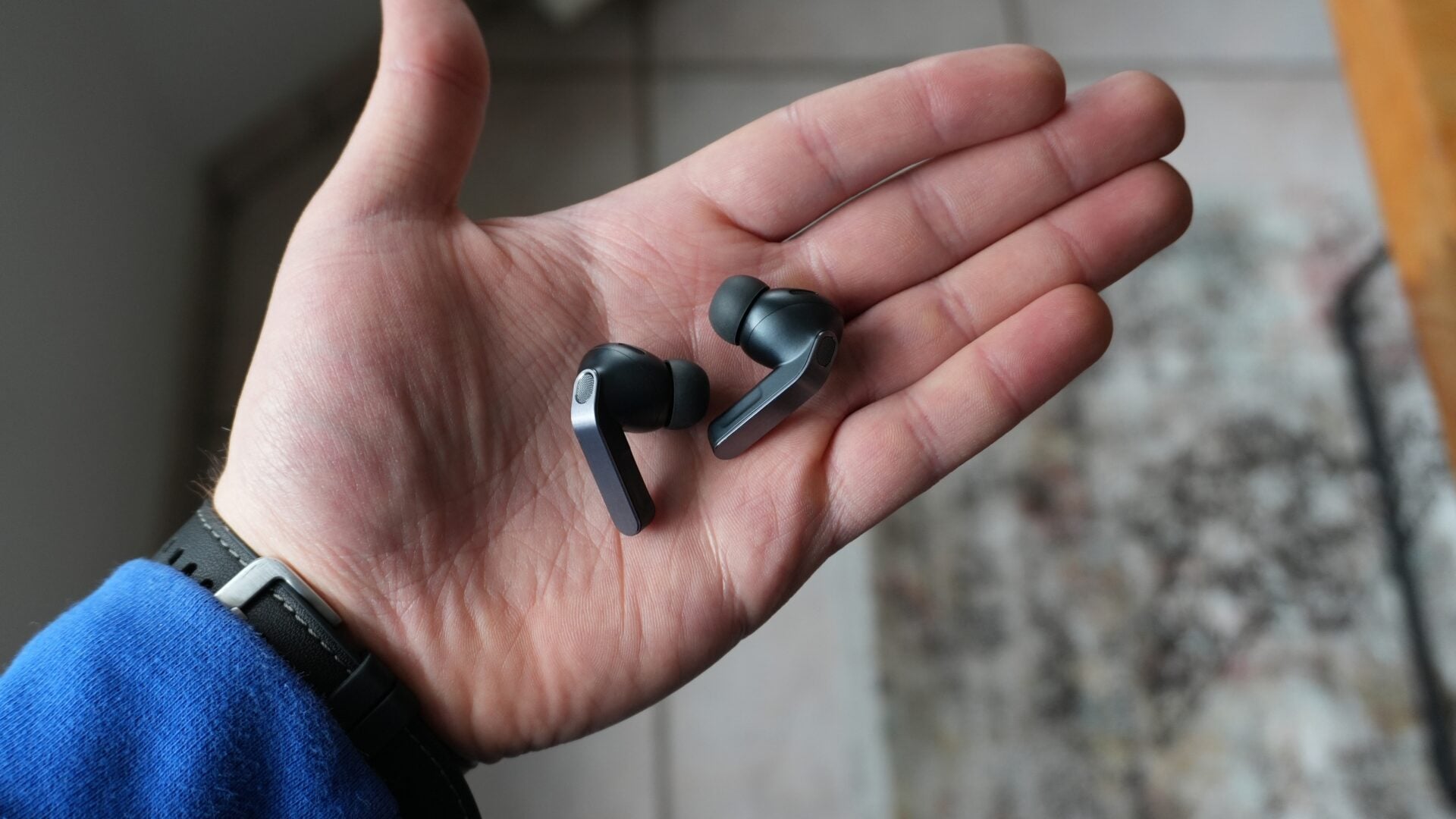 galaxy buds 4 pro in black