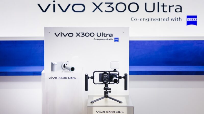 Vivo X300 Ultra featuring the ZEISS telephoto converter mount at MWC 2026