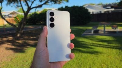 samsung galaxy s26 in white