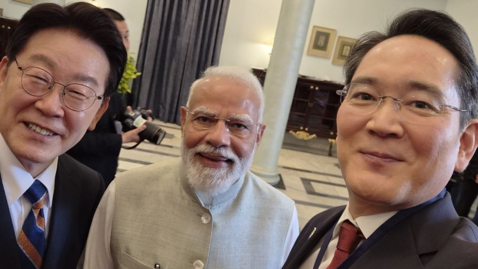 Samsung boss and Indian Prime Minister Modi capture selfie using Galaxy Z Flip 7