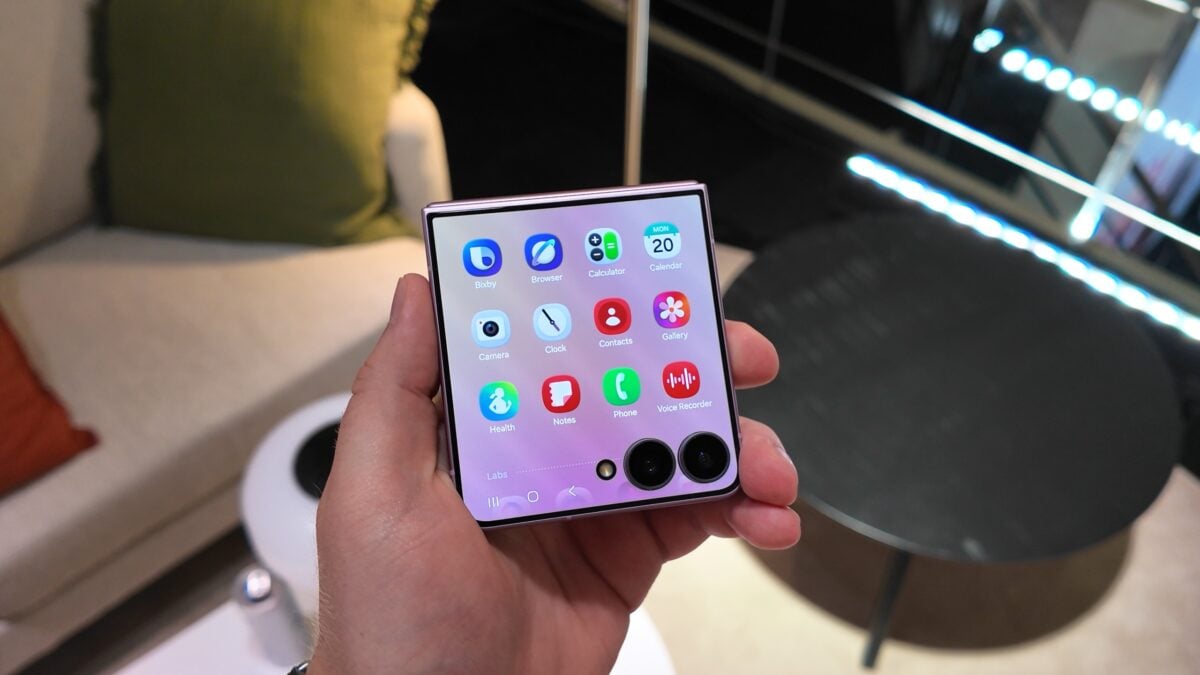 Galaxy Z Flip 8 cover screen