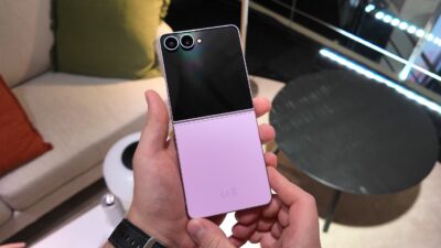 Samsung Galaxy Z Flip 8 Pink Rear Design