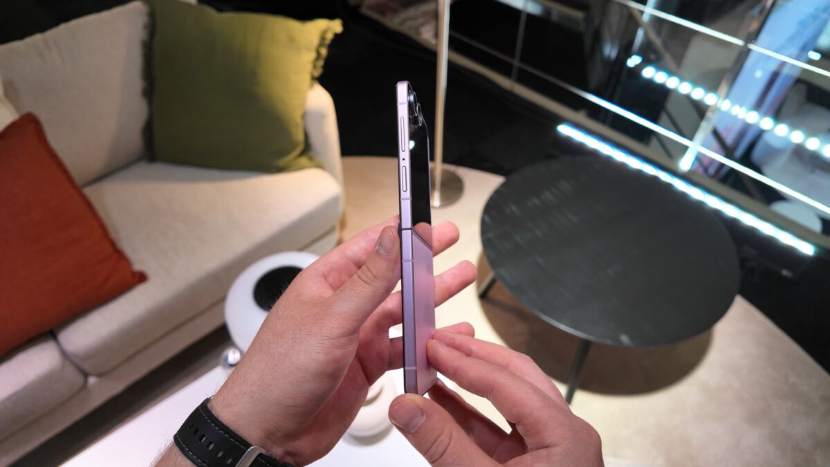 Galaxy Z Flip 8's thin design