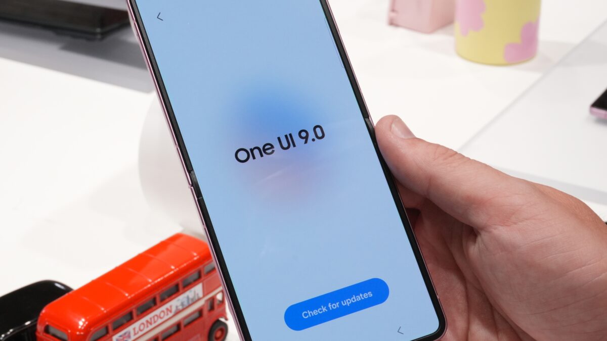 Samsung Galaxy Z Flip 8 Running One UI 9.0