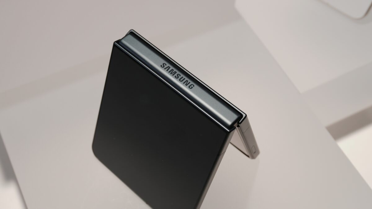 Samsung Galaxy Z Flip 8