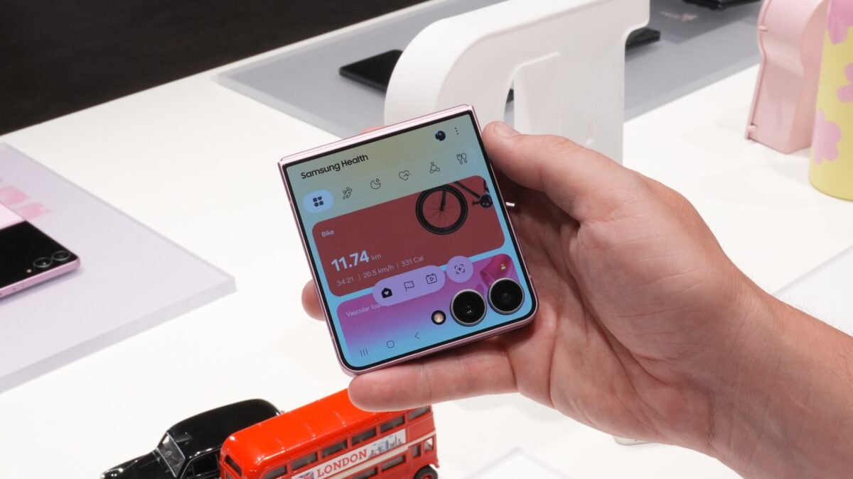 Samsung Health on Galaxy Z Flip 8 cover display