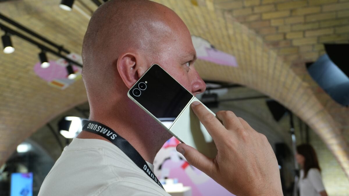 Samsung Galaxy Z Flip 8