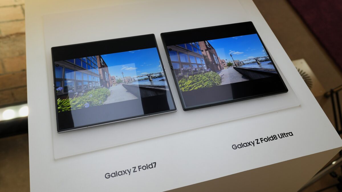 Galaxy Z Fold 7 vs Fold 8 Ultra reflectivity