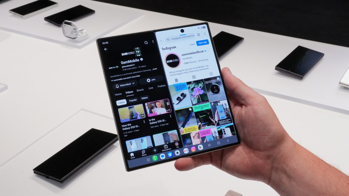 Galaxy Z Fold 8 Ultra split-screen multitasking